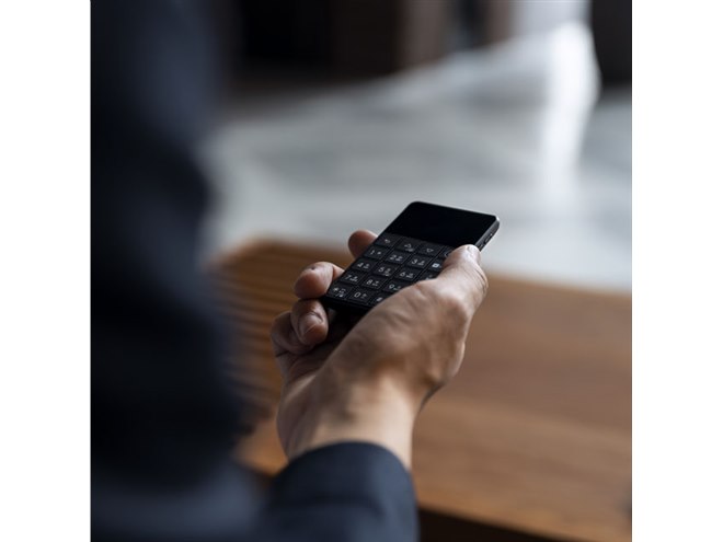 13,800円、厚さ9.5mmのカードサイズ4Gケータイ「NichePhone-S＋」が