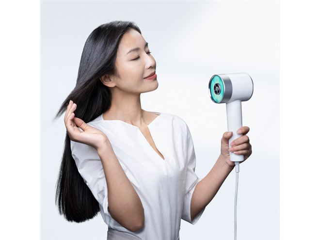 光エネルギーを利用した次世代ヘアドライヤー「Zuvi Halo」に有線