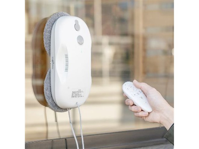 サンワ、窓に張り付いて自動で水拭きするリモコン付き窓拭きマシンを