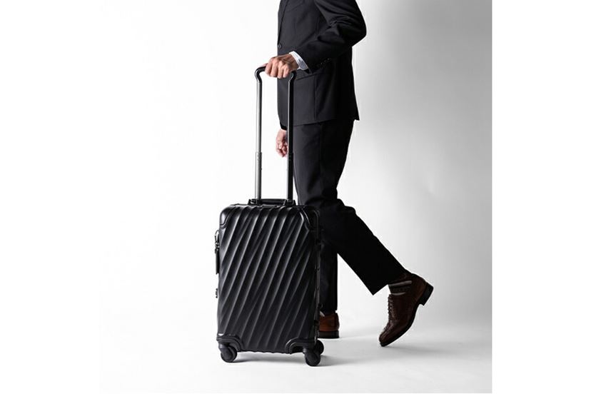 シルバー ストライプデザイン キャリーケース