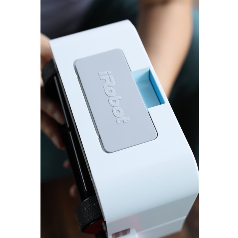 ピュッと水吹く！ 床拭きロボット「iRobot ブラーバジェット240」を