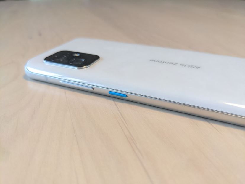 小さいスマホ好き集合！ ASUS「Zenfone 8」は小型スマホの頂点 - 価格