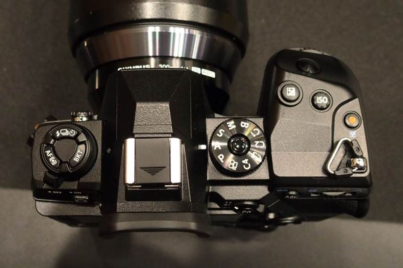 直球ど真ん中”のプロ向けミラーレス！ オリンパス「OM-D E-M1X」に触っ