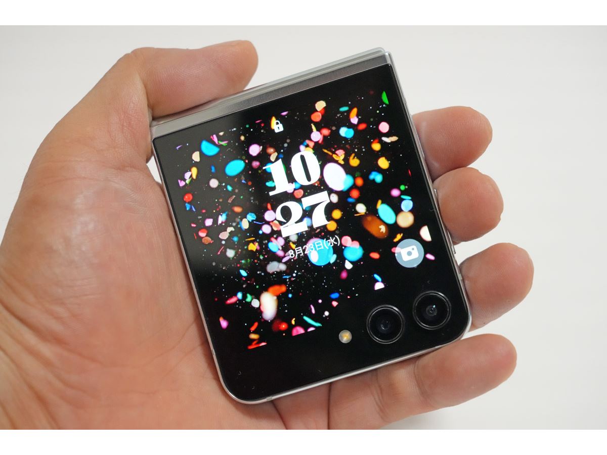 縦折りスマホ「Galaxy Z Flip5」レビュー！ 従来機と比べると進化し