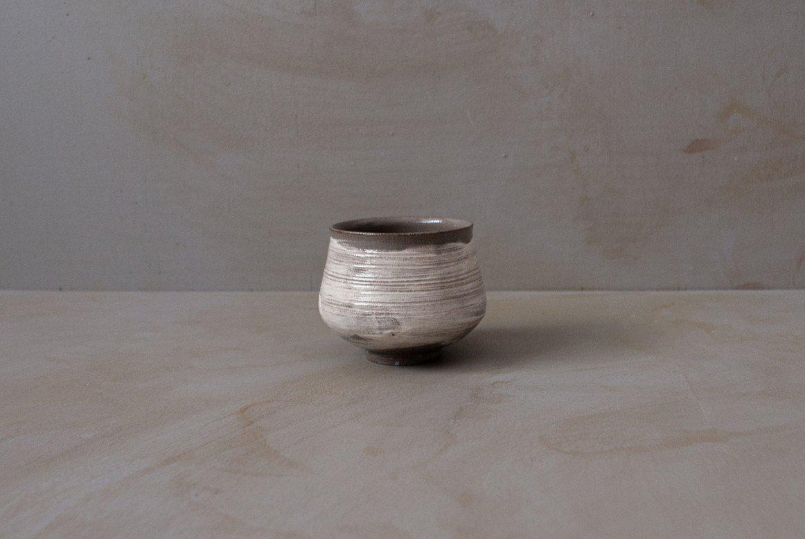 湯飲み□刷毛目 立ちぐい飲み 江戸期 えくぼ 箆目 湯呑み 糸切り高台