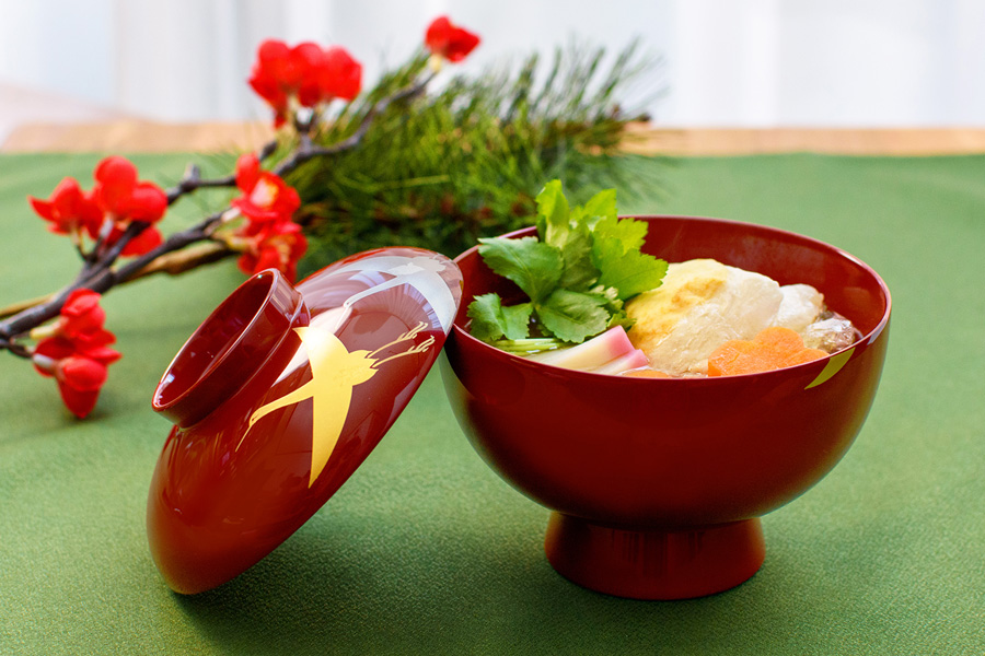 究極の美蔵から黄の鶴23羽が優雅に飛ぶ漆塗り蒔絵のお椀が出て来ました