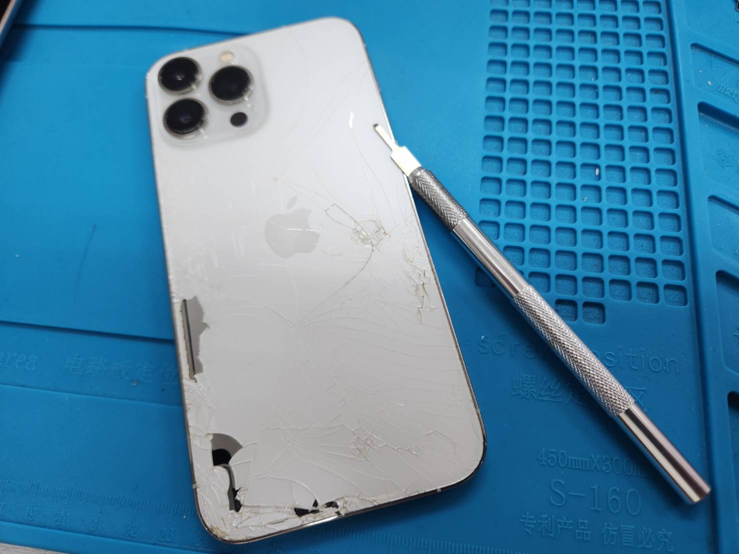 iPhone13ProMax 背面ガラス交換 宅配対応可能｜iPhone・iPadの即日修理