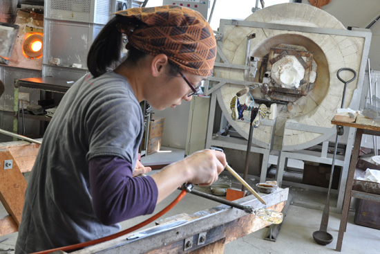 ガラス工芸 荒木良忠作 玻璃彫刻 金赤楓はがさね文皿 共布共箱 C 9197