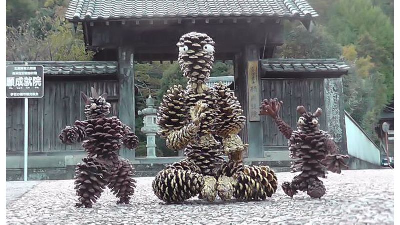 願成就院山門前 阿弥陀如来、毘沙門天、不動明王の松ぼっくりアート