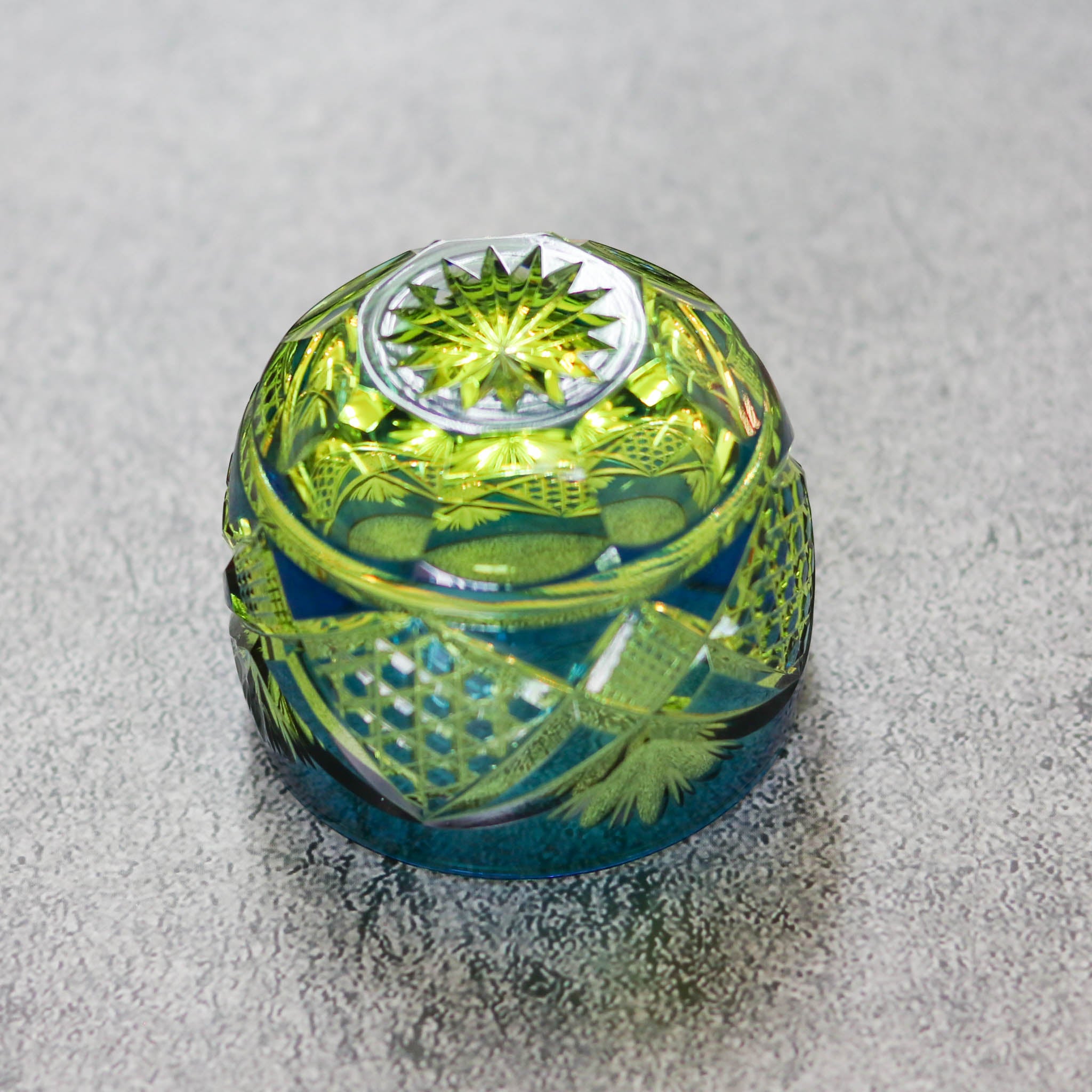 装飾的な紫と緑のガラスアート 万華鏡 綾ガラス 酒器 | 綾