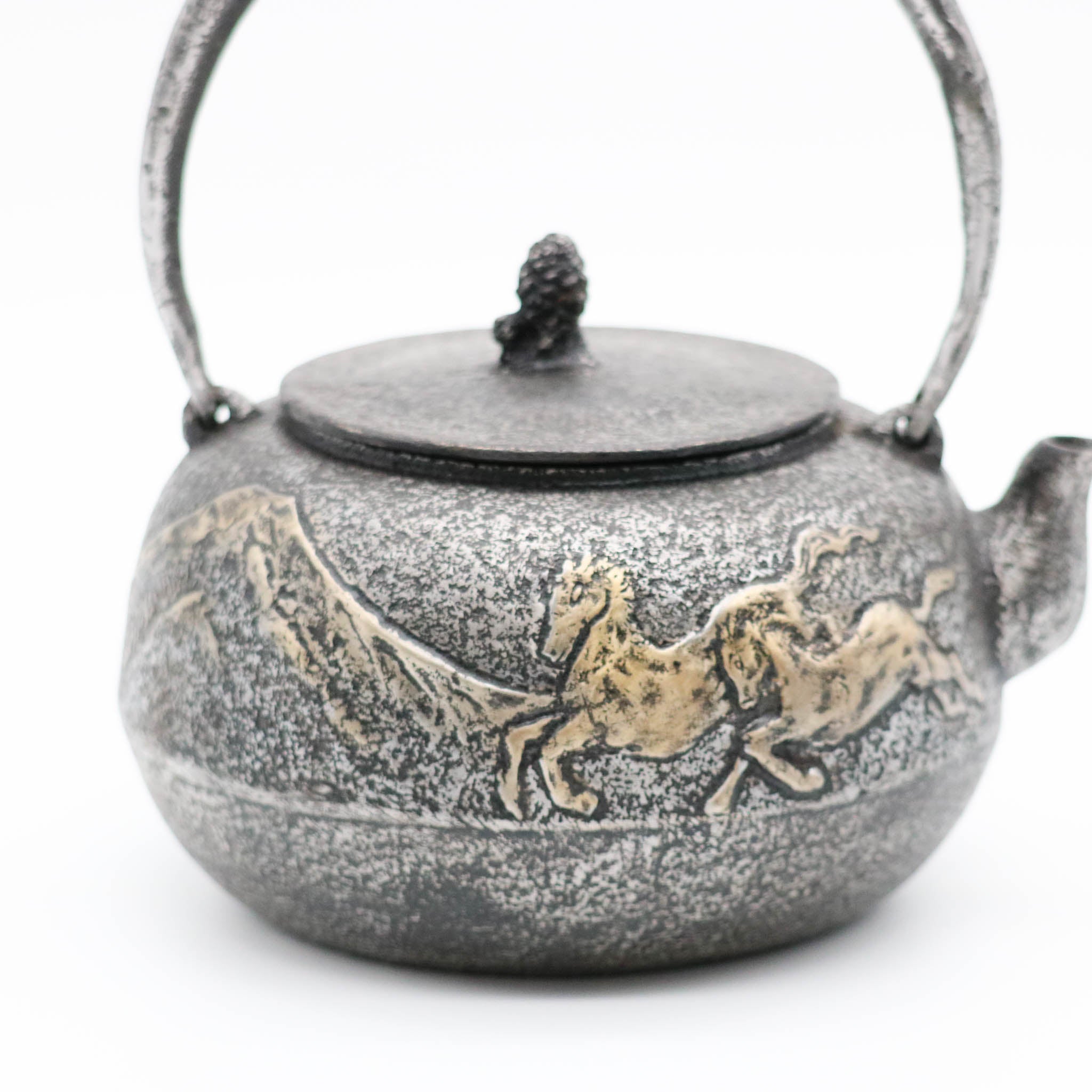 山形鋳物 砂鉄製鉄瓶 | 平丸 金彩富士馬 | 10号 | あらい工房