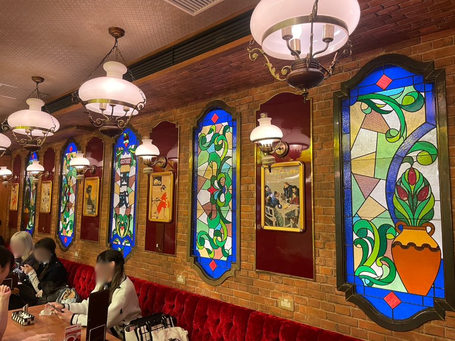 歌舞伎町エリア】ステンドグラスや深紅のソファーのある レトロな店内