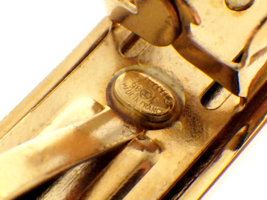 シャネルの魅力をさらに深く！アクセサリー刻印の歴史と進化について