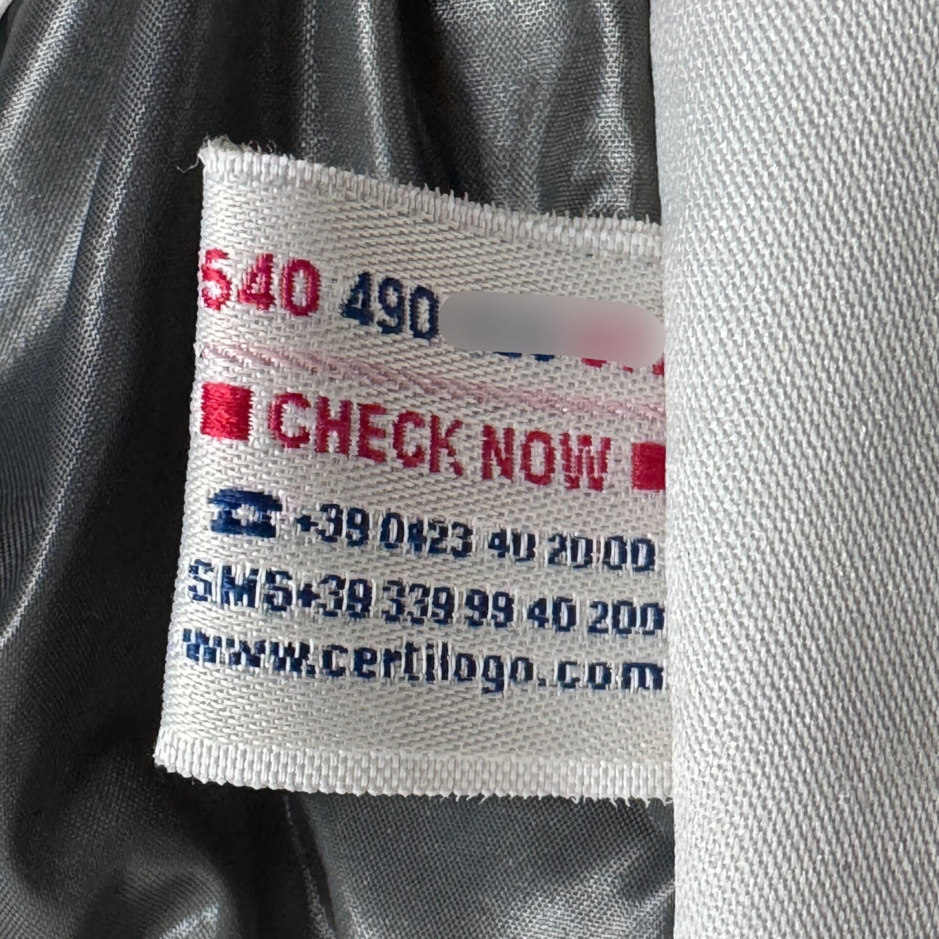 モンクレール】メルカリ購入前に確認を！本物のタグを見分ける方法を