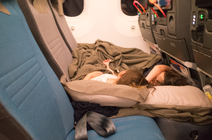 FLY-TOT 旅行用アイテム グレー フットレスト 機内 こどもベッド Fly