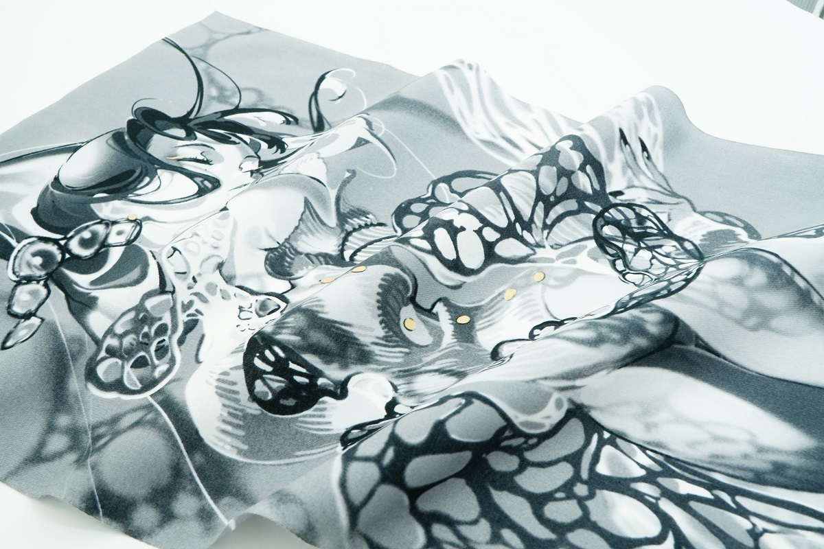 左から「米山舞×永楽屋手ぬぐい『BONE』」「米山舞×永楽屋手ぬぐい