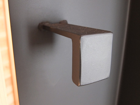 薪ストーブのすぐ近くの柱を熱から守る特注のヒートシールド