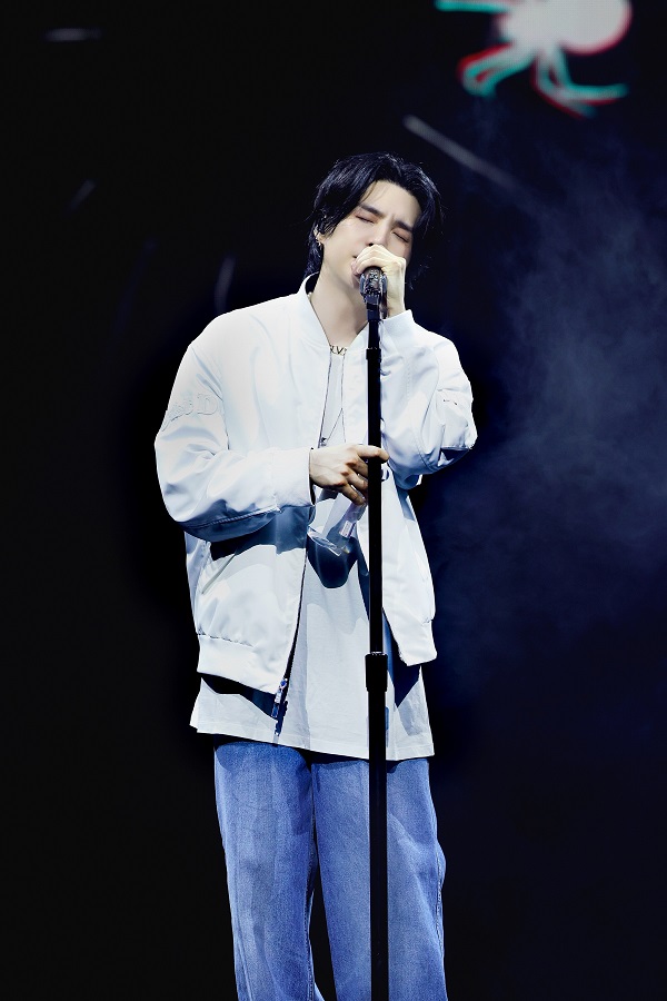 BTS SUGA(ユンギ)ヴァレンティノの衣装でソロワールドツアーを