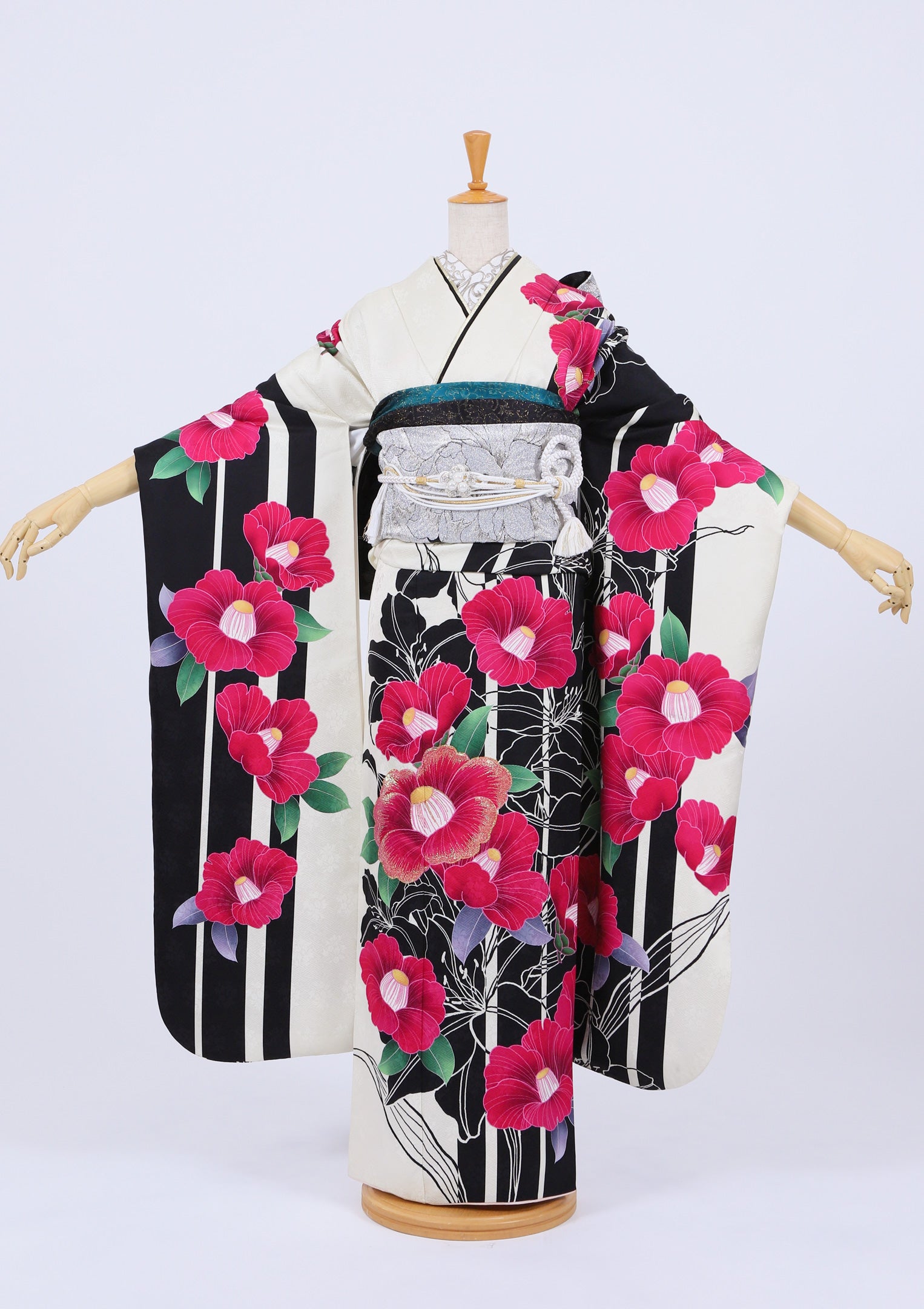 振袖ネットレンタル：白黒ストライプ】ピンクの椿にシルバーの帯を