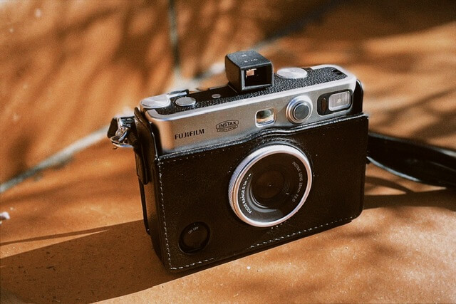 チェキのINSTAX mini Evoに、GR用28mmの外付けファインダーをつけて