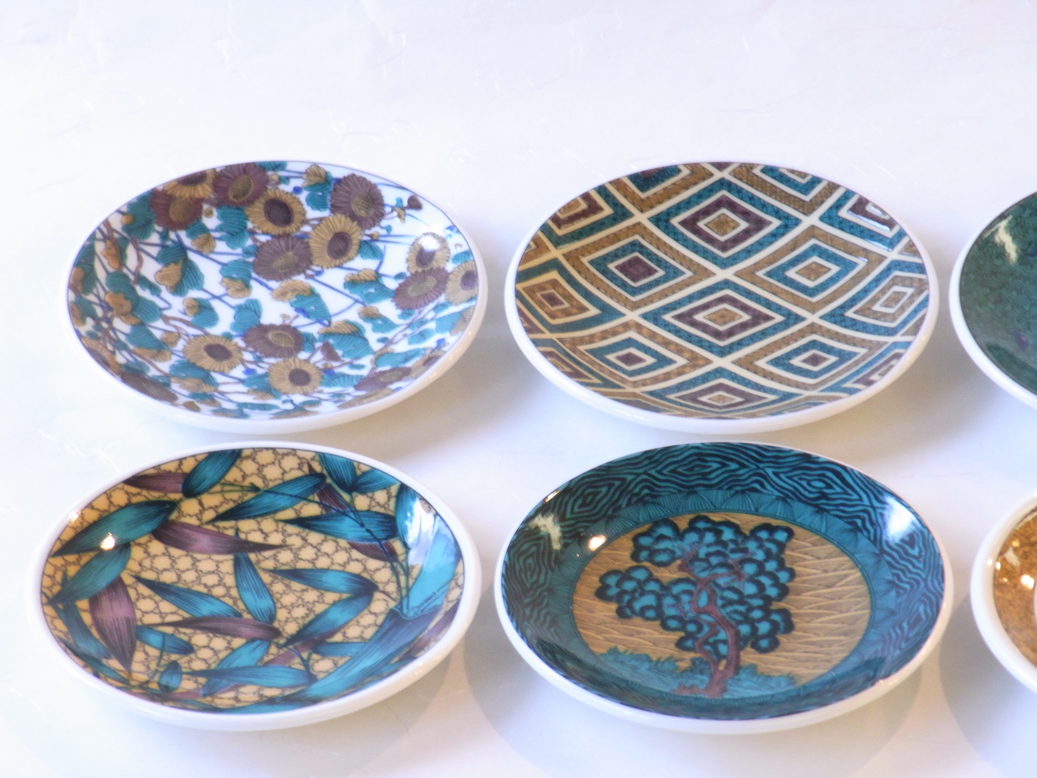 九谷焼 一楽 作 染付細工皿（カエル意匠）共箱付き 九谷焼 浮き出るカエル