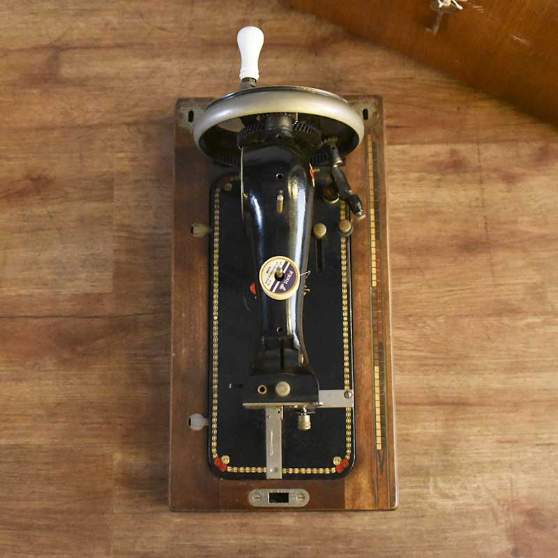 HARRIS 小ぶりな手回しミシン 鍵付き – 神戸アンティークウェアハウス