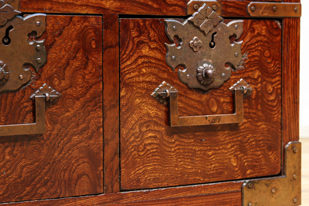 漆の艶色が美しい雅な面持ちの総欅酒田船箪笥 BB2436 – 古福庵