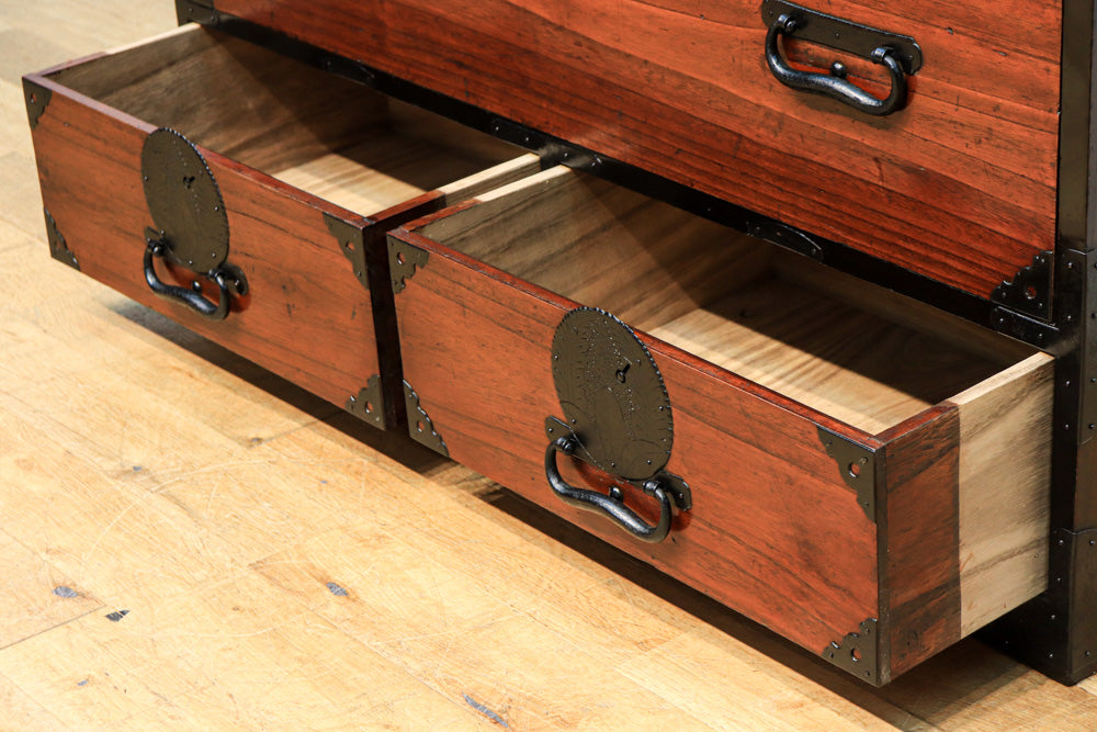 珍品‼ 総桐‼ 隠し小箱を多数備えた見事な造りと風合いが美しい最上収納