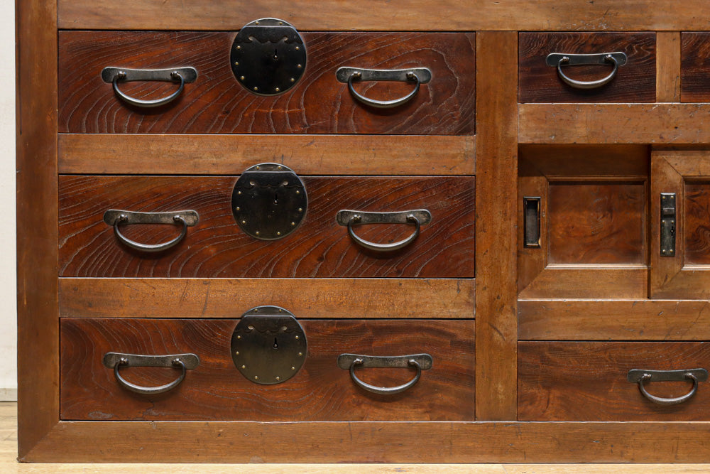 優美なけやき杢目に漆の艶やかな光沢が貫録を漂わす美濃階段箪笥