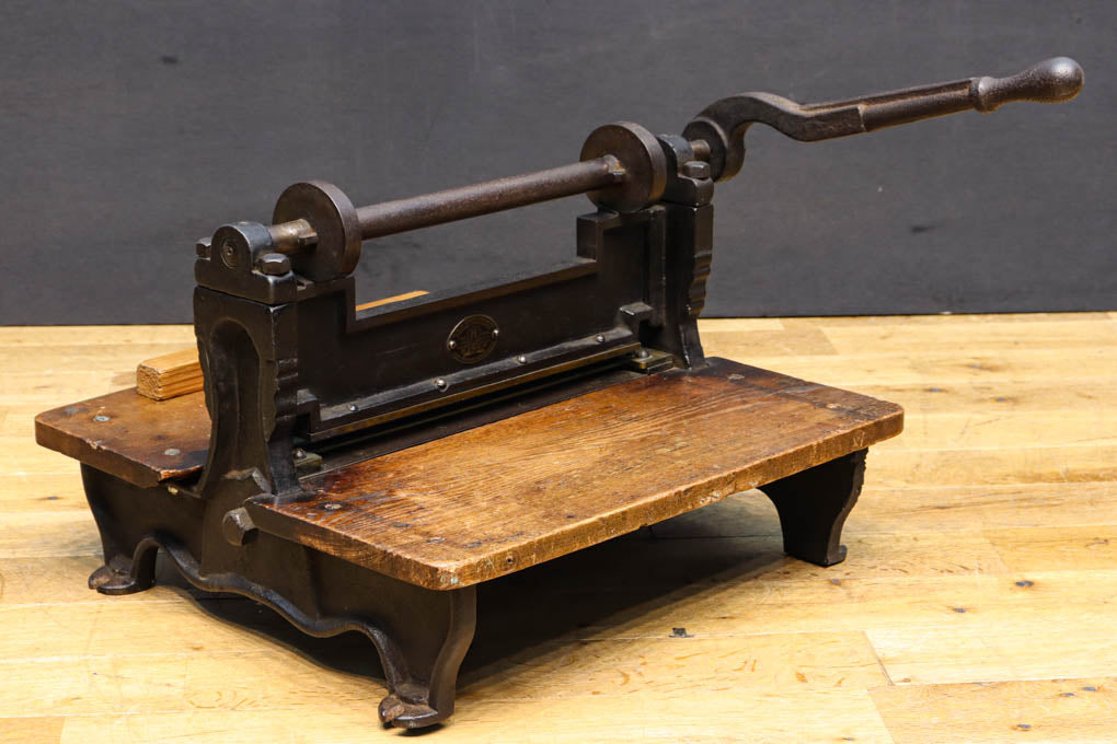 レトロな雰囲気をディスプレイする紙切断機 DC4727 – 古福庵