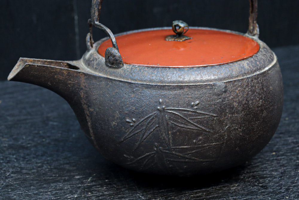 朱漆が雅やかな鉄製の大きなお銚子 DC7672ab 在庫(a:1 b:1)個 – 古福庵