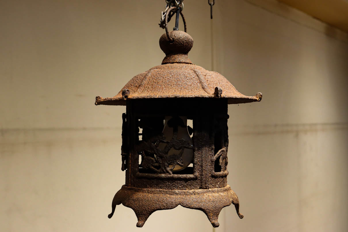 味わいある風合いに松竹梅の透かし絵で風情ある吊り灯籠 DC7980 – 古福