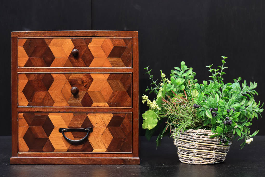 温かみのある彩りをした寄木細工の小引き出し DC2614 – 古福庵