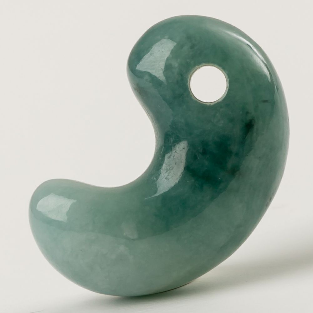 週末セール】糸魚川翡翠 勾玉 土日セール】糸魚川翡翠 勾玉 入りコン沢