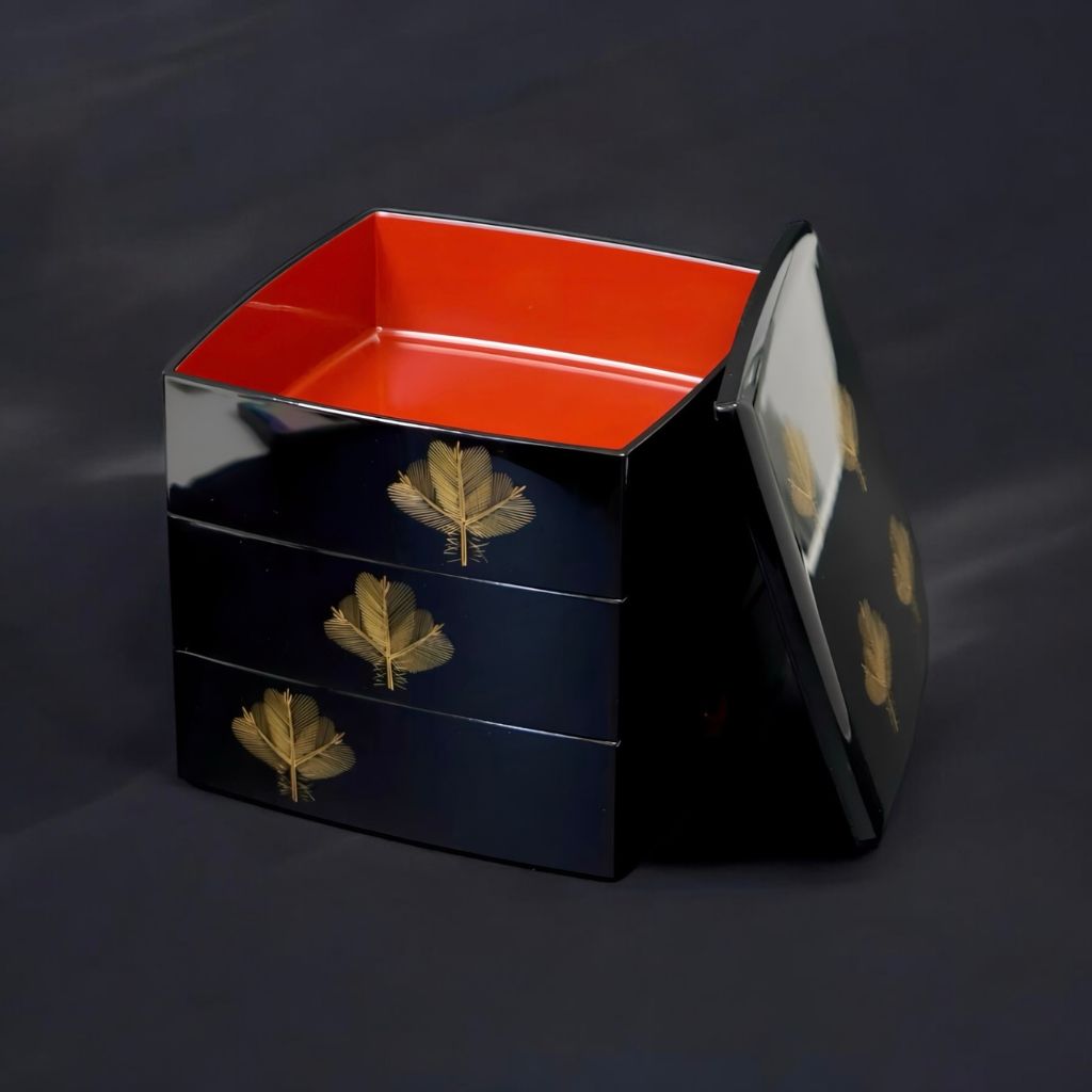 金縁黒内朱塗りのハ寸五段重箱と蓋二枚／金縁黒内朱塗りの重臺（じゅう