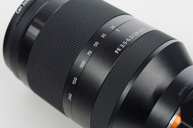 広角24mmから望遠240mm（APS-C360mm）までカバーする高倍率ズーム