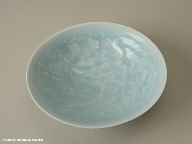 塚本快示 青白磁 大輪菊文高台皿 木箱付き 塚本快示