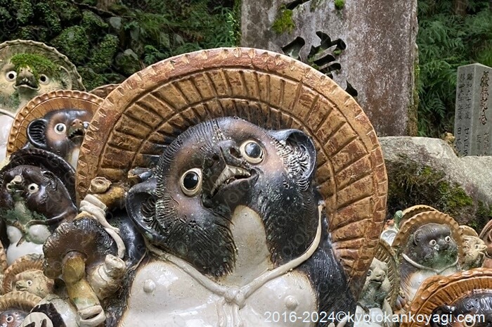 京焼き物狸 Tanuki racoon dog brings us prosperity 信楽焼の狸と八相縁起