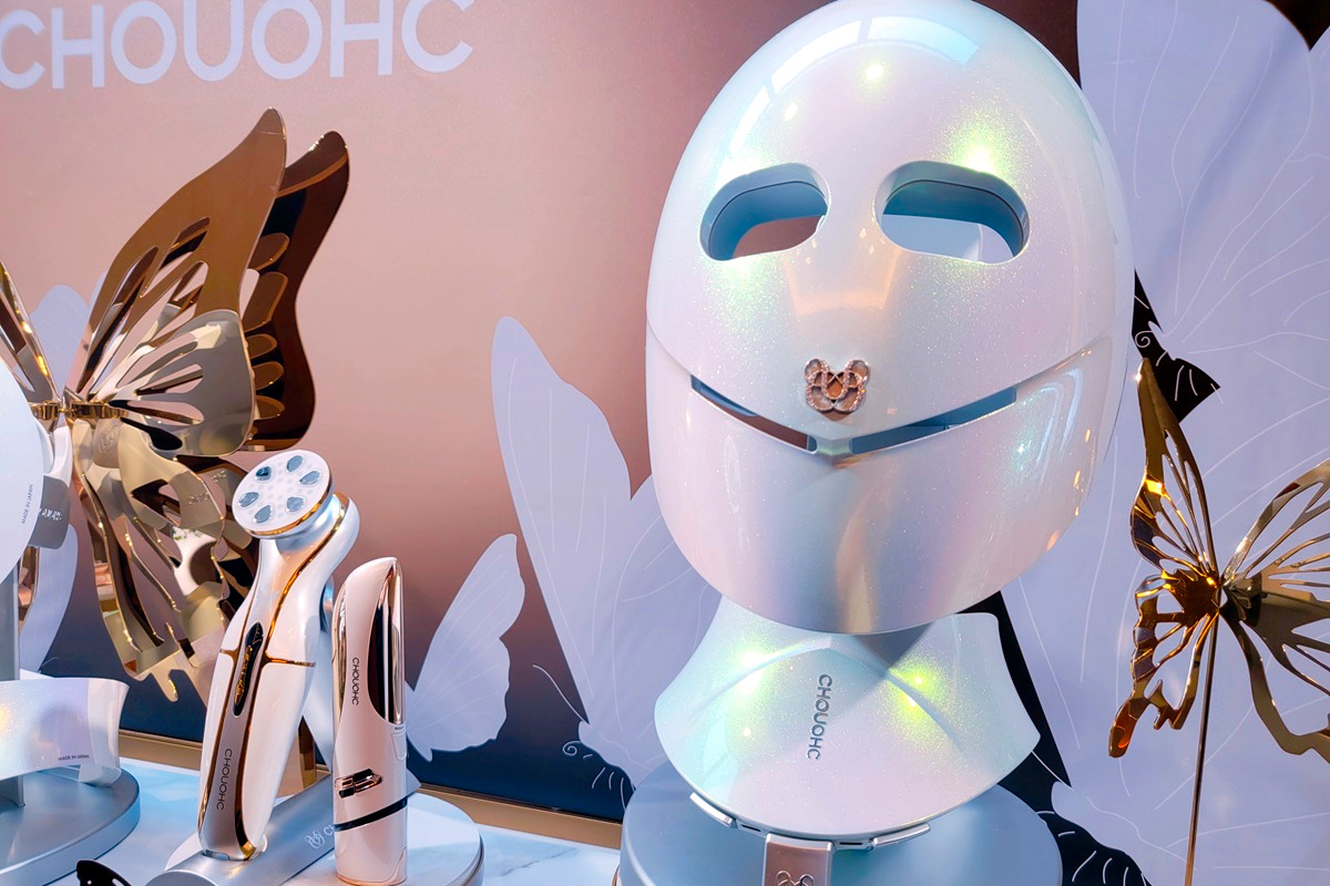 CHOUCHOU】衝撃のビジュアル「LEDマスク美顔器」 顔はもちろん首