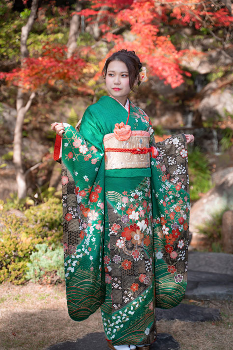 美しい緑色の振袖 着物 成人式振袖緑桜吹雪～前撮り写真 | 着物