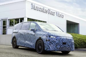 2026年デビュー】メルセデス・ベンツ新型EVバン「VLE」が始動。”空間を