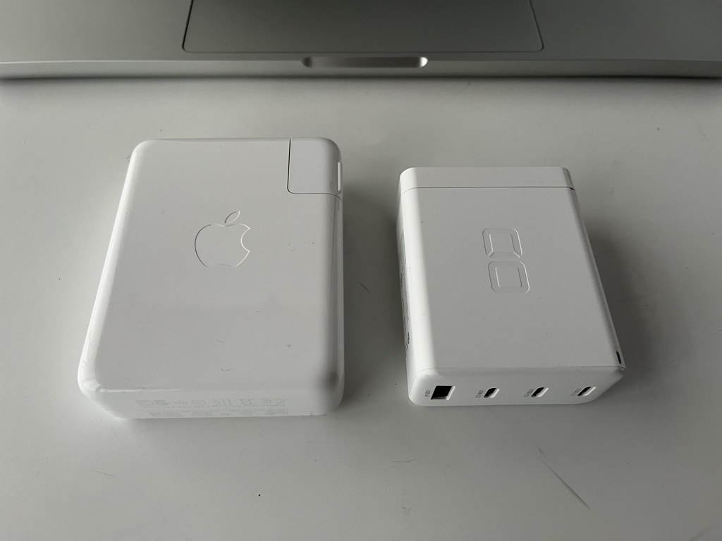 Apple MacBook Air シルバー/充電器付き Apple MacBook Air シルバー