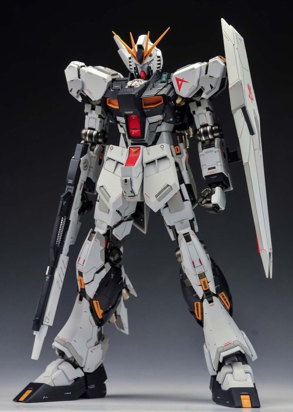 RX-93 νガンダム MG塗装済完成品 MG 1/100 RX-93 ν ガンダム