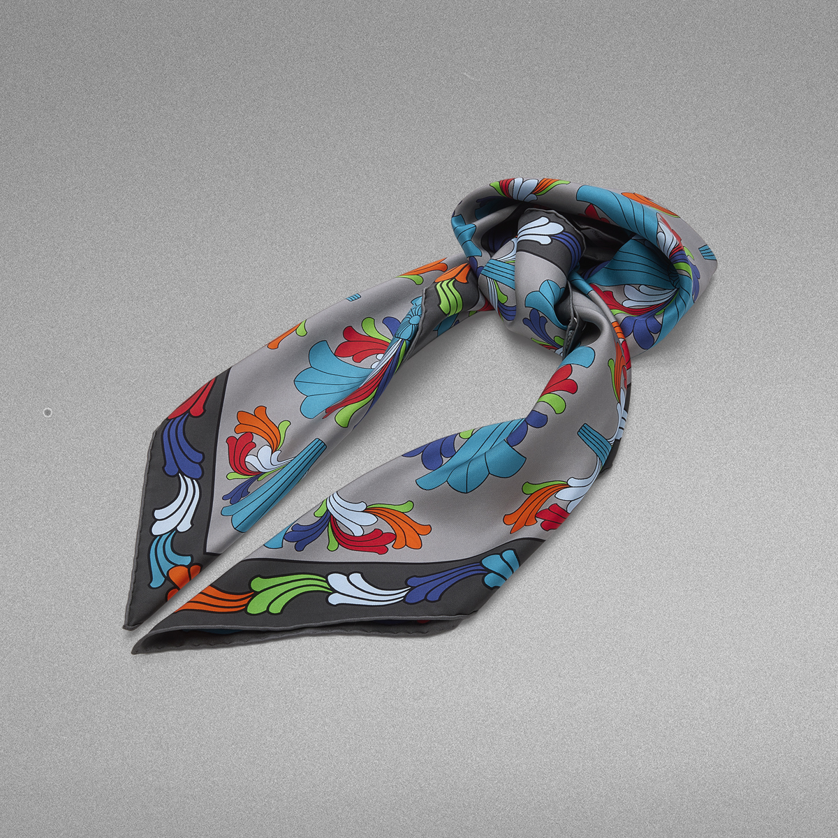 クロムハーツが新作の CEILING SCARF を発売中 – 時代を超えて愛される