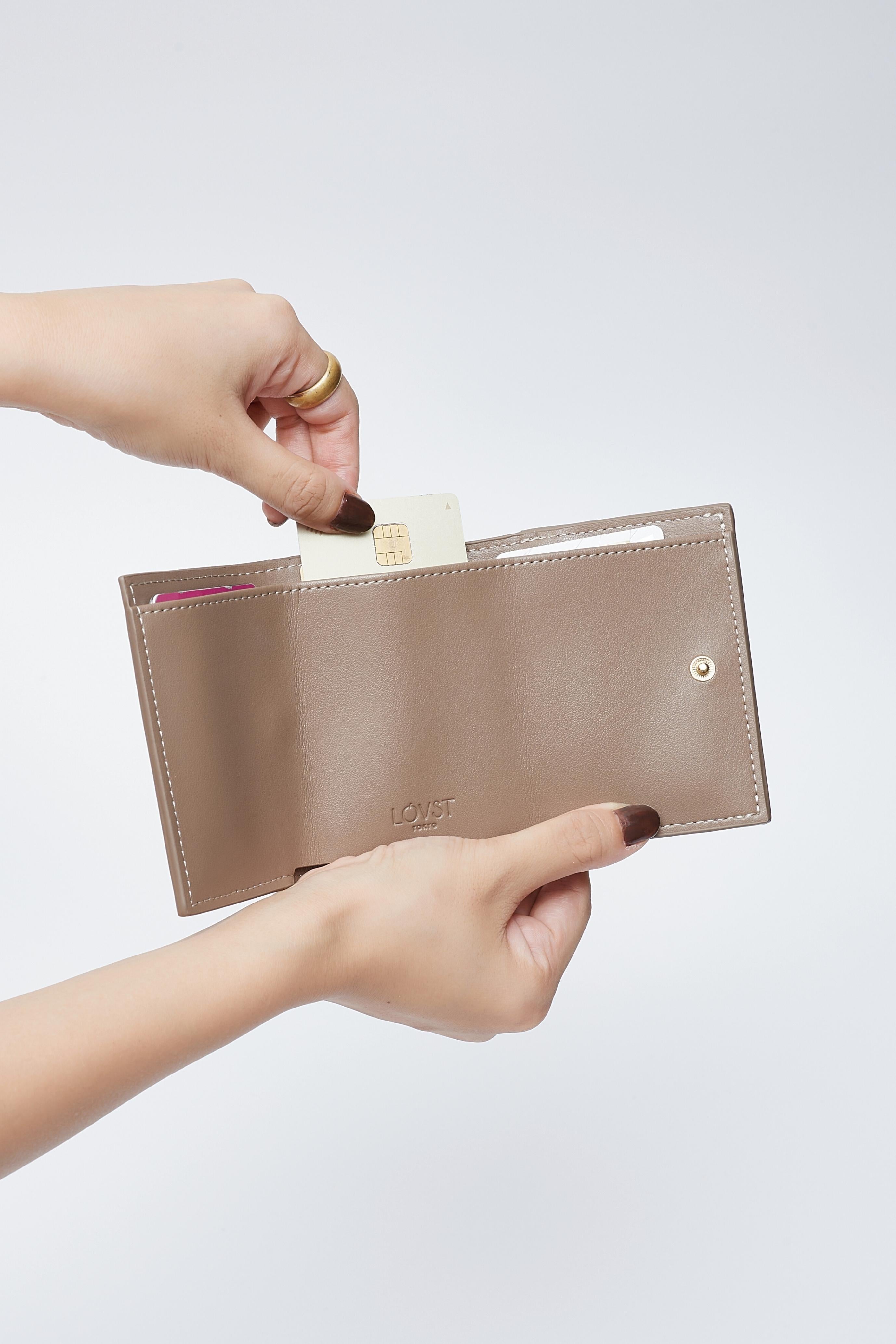 アップルレザー製コンパクトウォレット財布 「Apple Half-moon Wallet