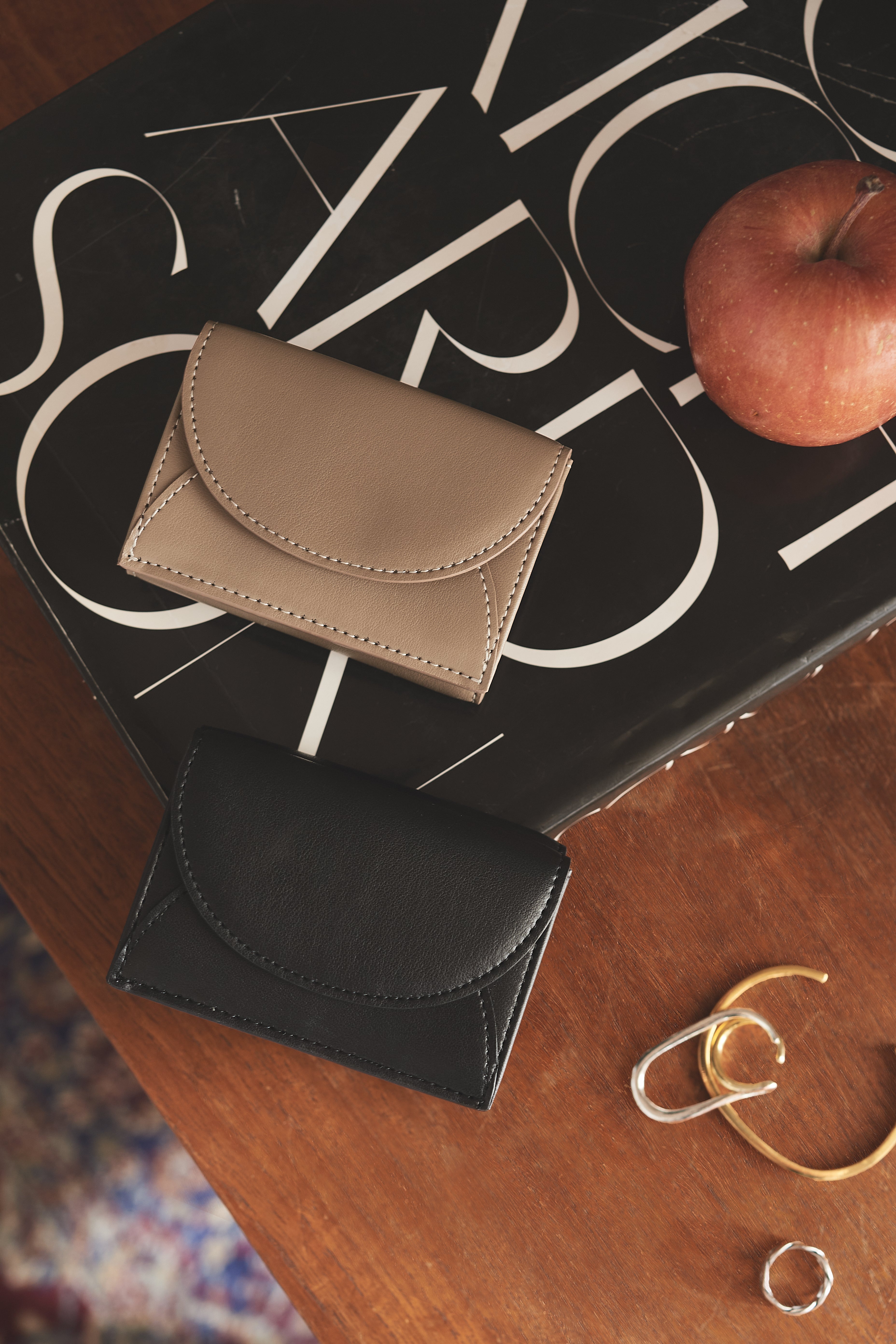 アップルレザー製コンパクトウォレット財布 「Apple Half-moon Wallet