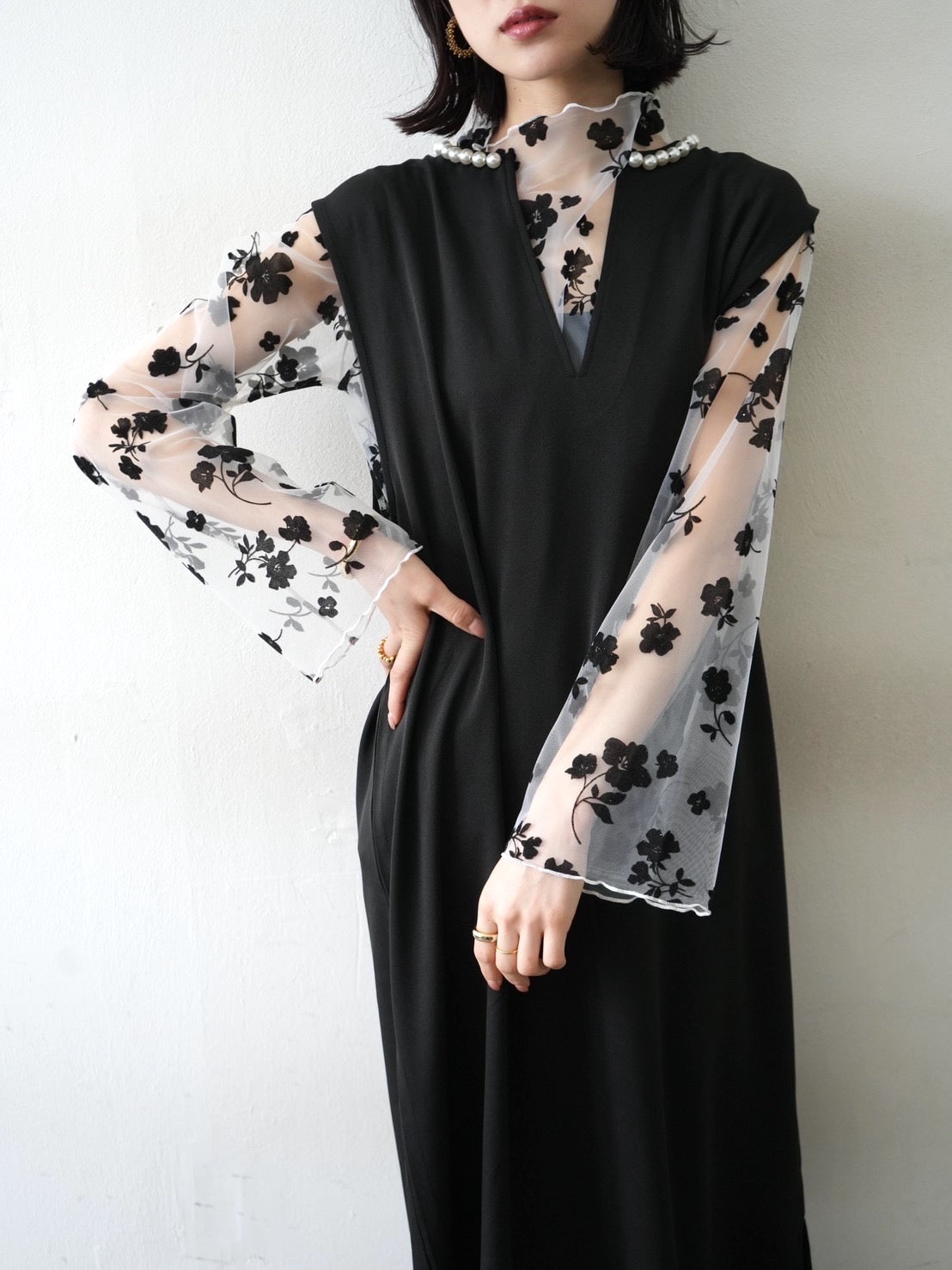 予約]パールデザインキーネックワンピース/ブラック – Lumier