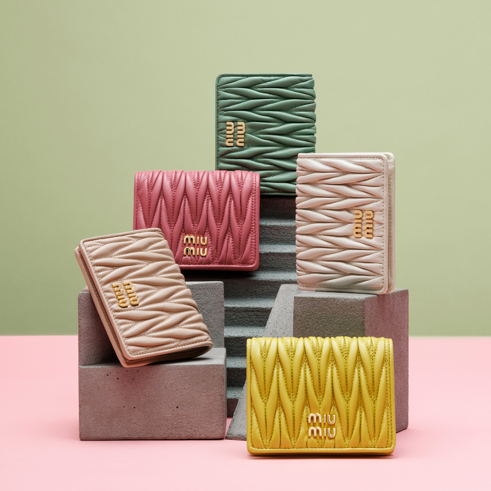 ミュウミュウ、春の鮮やかな新作スモールレザーグッズが登場。【2025年
