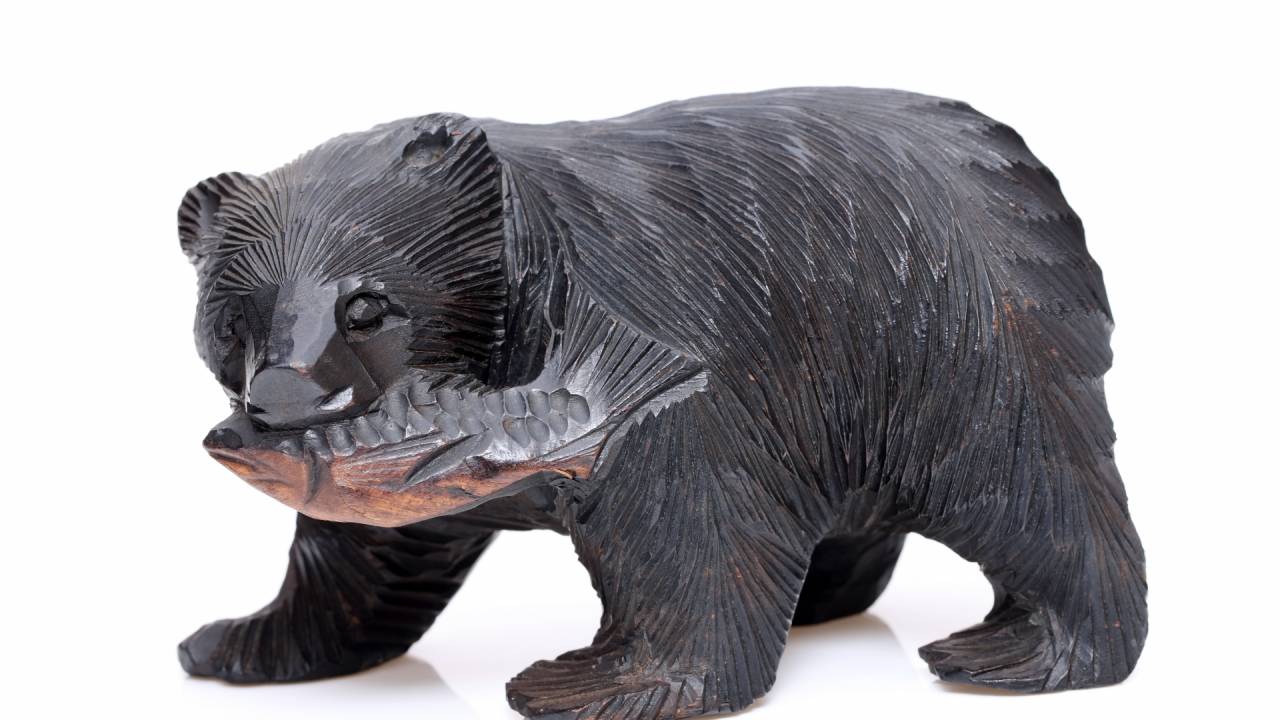 北海道土産で有名な「鮭をくわえた木彫りの熊」は、スイスのお土産に