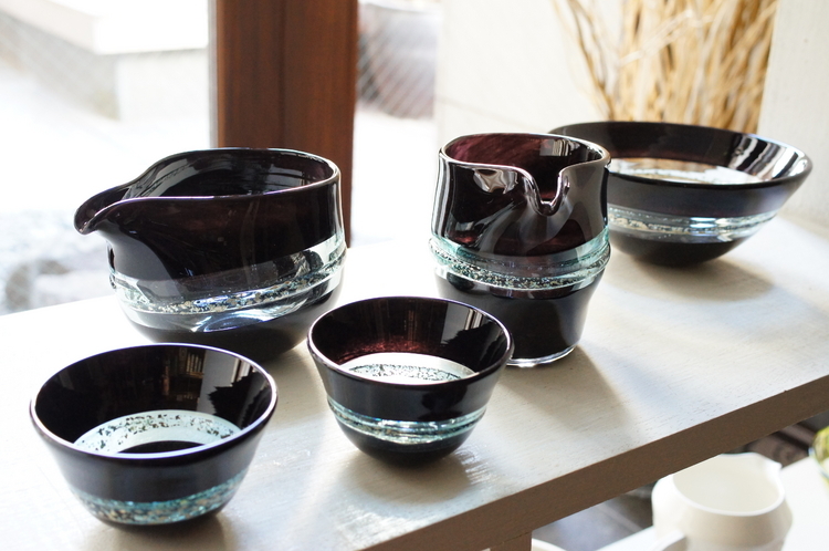 色彩と透明性。ふたつの表情が交わるガラス酒器『藻草–Mogusa